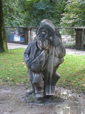                                    Salzburg parklarda peri cüceler süslüyor.       