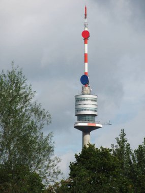  TV Kulesi Tuna Köprüsü yakınlarında. Avusturya. Viyana.                               