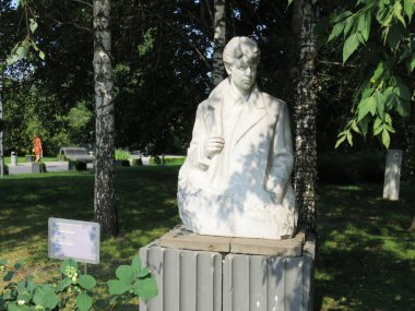 Bugün Sovyet dönemi heykelleri Muzeon Park 'taki izleyiciler için yerleştirildi. Büyük Rus şair Sergei Yesenin 'in anıtı..                                
