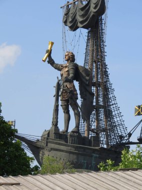                         Bugün Sovyet dönemi heykelleri Muzeon Park 'taki izleyiciler için yerleştirildi. Büyük Peter 'ın Anıtı. Heykeltıraş Tsereteli.        