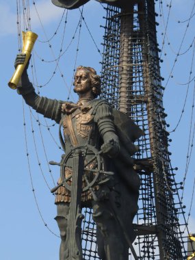           Moskova. Balchug Adası. Büyük Peter modern şehre bakıyor..         