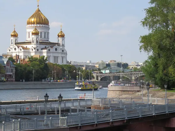 Moscow Pleasure Boats Ply Moscow River Church Christ Saviour — Stock Photo, Image