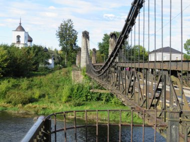 - Rusya. Pskov bölgesi. Şehir Ostrov. - Evet. Büyük Nehir. Bu asma köprü 100 yıllık. O hiç tamir edilmedi. Şu ana kadar, güvenilir ve çok güzel..                               