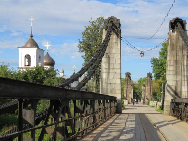ロシアだ プスコフ地方 オストロフ市 グレート川 この吊り橋は１００歳です グレート川のほとりに寺院があります — ストック写真
