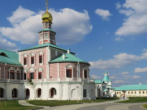 Istra 'daki Rus Ortodoks Kilisesi' nin tarihi manastırı Patrik Nikon tarafından kuruldu..                               