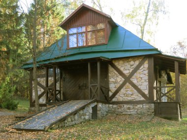 - Rusya. Büyük Rus sanatçı Polenov 'un malikanesi Tula bölgesinde yer almaktadır. Polenovo arazisindeki binalar.                               