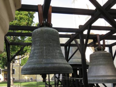 - Rusya. Veliky Novgorod. Kremlin. Veliky Novgorod Kremlin 'de çanların sergilenmesi.                                