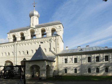- Rusya. Veliky Novgorod. Kremlin. Kremlin 'deki çan kulesi.                                