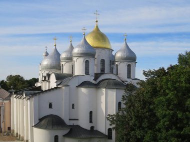 - Rusya. Veliky Novgorod. Kremlin. St. Sophia Katedrali Kubbeleri.                               