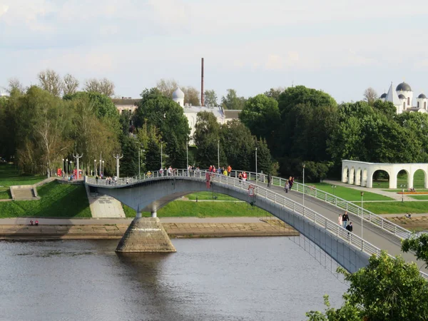 ロシアだ ヴェリキー ノヴゴロド ショッピングモールはヴェリキー ノヴゴロドの2番目の中心地です ヤロスラフの裁判所 ハンプバック歩行者用橋はクレムリンからショッピング側につながる — ストック写真
