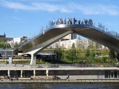 Moskova. Zaryadye Parkı. Gözlem güvertesinden Moskova ve Stalin 'in gökdelenlerinin bulvarlarını, meydanlarını görebilirsiniz..                               