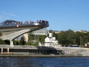 Moskova. Zaryadye Parkı. Gözlem güvertesinden Moskova ve Stalin 'in gökdelenlerinin bulvarlarını, meydanlarını görebilirsiniz..                                                              