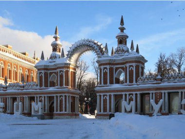 Moskova. Moskova 'nın güneyindeki Tsaritsyno-Palace ve Park topluluğu İmparatoriçe Catherine' in emriyle kuruldu. Tsaritsyno kışın misafirleri karşılar..                    