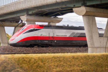 İtalyanca tren çalışan Frecciarossa 