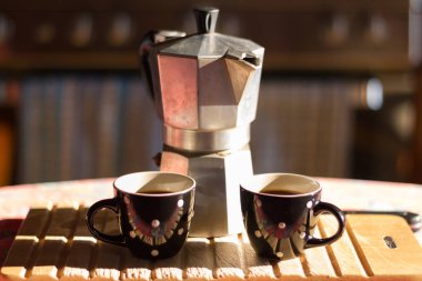 İki bardak kahve ve kahve makinesi 