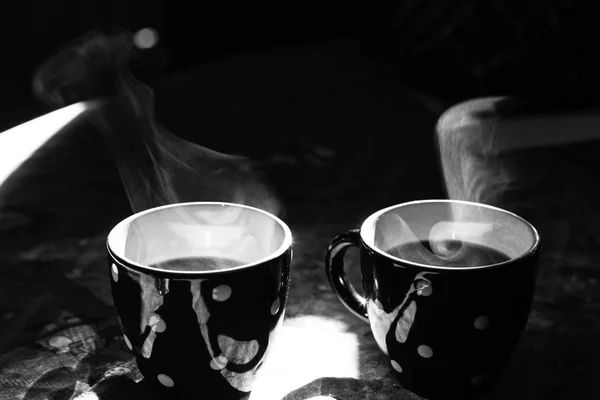 Duas xícaras de café em preto e branco — Fotografia de Stock