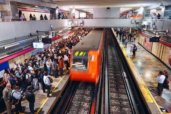 मेक्सिको सिटीच्या चप्पलटेपेक मेट्रो स्टेशनमध्ये गर्दी तास — स्टॉक फोटो, इमेज