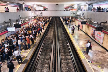 İnsanlar Mexico City istasyonunda metro bekliyor.