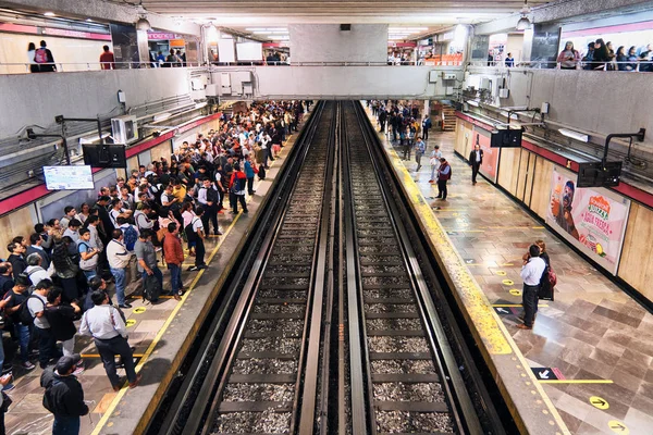 La gente espera el metro en la estación de la Ciudad de México —  Fotos de Stock