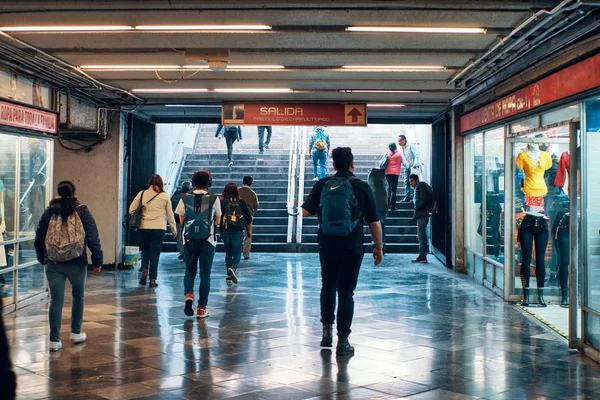 Cercanías caminando a la salida del metro en la Ciudad de México —  Fotos de Stock