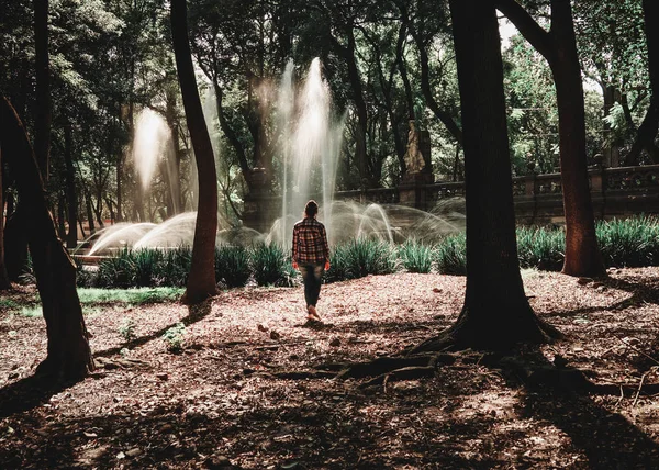 Fontána v parku Bosque de Chapultepec s mladou ženou — Stock fotografie