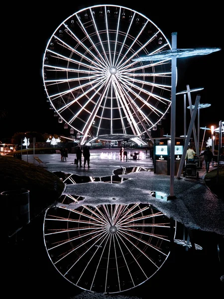 Grande roue Estrella de Puebla avec réflexion sur l'eau — Photo