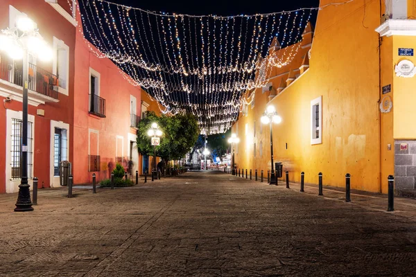 Calle 8 Norte av Puebla med ljus dekoration på natten — Stockfoto