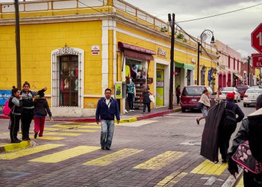 San Pedro Cholula 'nın ortasında yaya geçidi