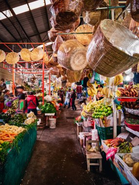 San Pedro Cholula 'nın Meksika pazarında meyve ve sebze tezgahları