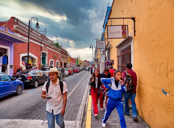 Avenida Hidalgo de San Pedro Cholula de día con cielo dramático — Foto de Stock