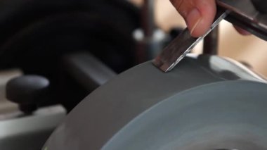 Bir whetstone bir keski keskinleştirme