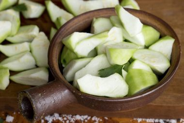 Açı kabak lif kabağı Asya olarak bilinen takozlar içine kesti. Sigara keskinleştirmek dosya