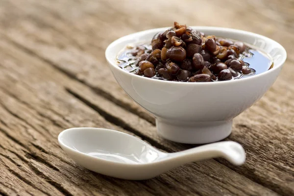 Un bol de bouillon de haricots adzuki ou azuki à la lumière naturelle — Photo