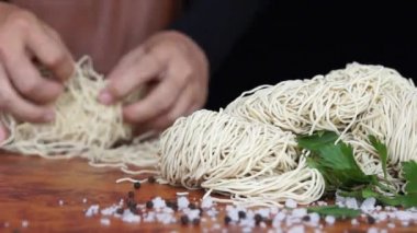 Önce o beyazlatmak bu sıcak kaynar su Ramen bir rulo prepping bir aşçının el de-odaklanmış bir görünümünü