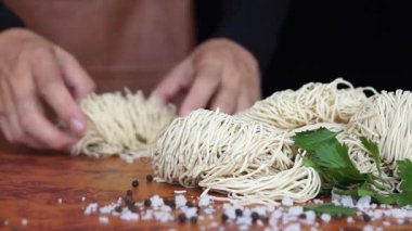 Önce o beyazlatmak bu sıcak kaynar su Ramen bir rulo prepping bir aşçının el de-odaklanmış bir görünümünü