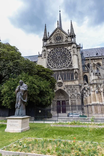 Die Kathedrale Notre Dame Paris Und Das Denkmal Für Papst — Stockfoto