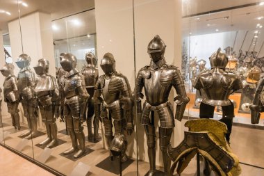 Paris Ordu Müzesi 'nde şövalye zırhı.