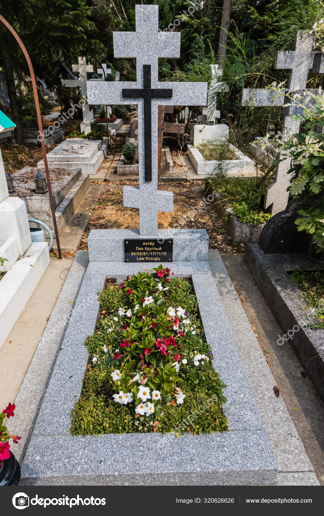 法国圣热纳维耶夫德布瓦附近的俄罗斯东正教墓园中苏联和法国演员列夫克鲁格的坟墓—— 库存社论照片© unnaugan #, image size:1067x1700