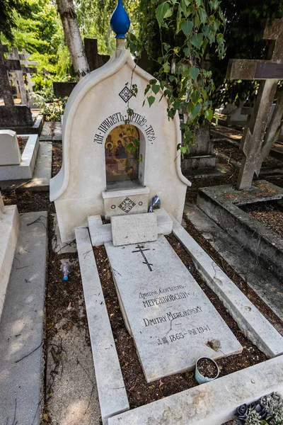 Nagrobek Dmitrija Merezhkovsky Ego Słynnego Rosyjskiego Pisarza Rosyjskim Cmentarzu Sainte — Zdjęcie stockowe