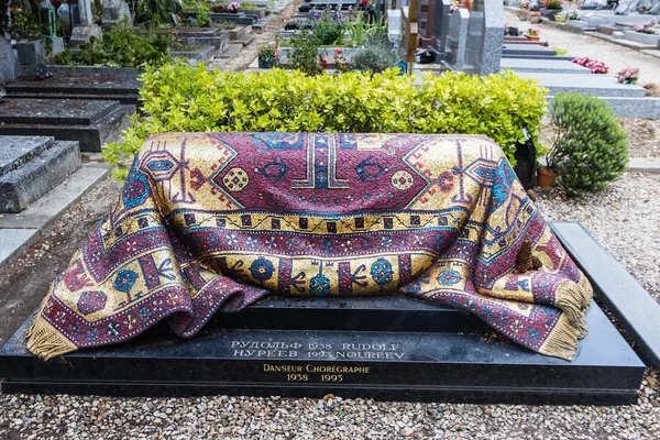 Fransa 'nın Sainte-Genevieve-des-Bois Rus Mezarlığı' ndaki dünyaca ünlü dansçı ve koreograf Rudolf Nureyev 'in mezarı.