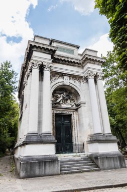 Pere Lachaise Mezarlığı, Paris 'te varlıklı bir anıt mezar.
