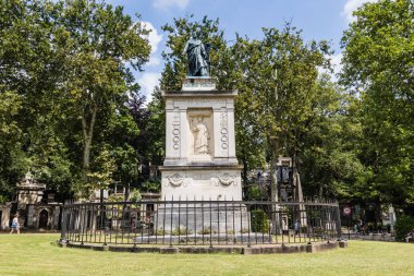 Fransız bankacı ve devlet adamı Casimir Perier 'in Paris' teki Pere Lachaise Mezarlığı 'ndaki mezarı.