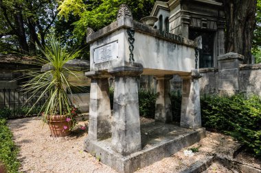 Ünlü Fransız oyun yazarı, aktör ve şair Moliere 'in Paris' teki Pere Lachaise Mezarlığı 'ndaki mezarı.