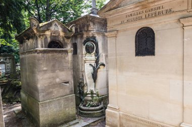 Paris, Pere Lachaise Mezarlığı 'ndaki ünlü Fransız romancı Alphonse Daudet' in mezarı.