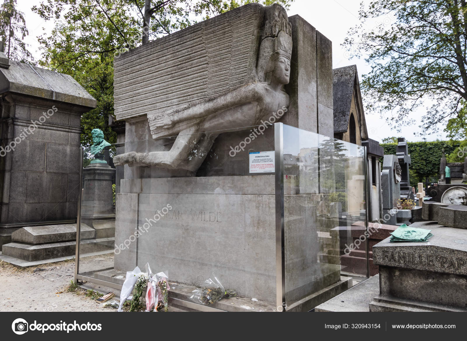 Tomb Oscar Wilde Pere Lachaise Cemetery Paris Stock Editorial Photo © unnaugan 320943154