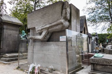 Oscar Wilde 'ın Paris' teki Pere Lachaise Mezarlığı 'ndaki mezarı.