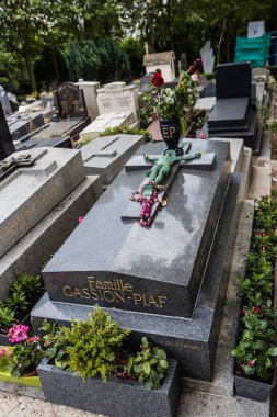 Edith Piaf 'ın Paris' teki Pere Lachaise Mezarlığı 'ndaki mezarı.