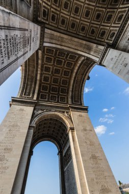 Tavan, yontulmuş güller ve sütunlarla birlikte Zafer Takı, Paris 'in oymalı savaşları.