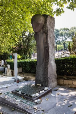 Paris 'teki Pere Lachaise Mezarlığı' ndaki Auschwitz-Birkenau toplama ve imha kampının kurbanlarının anısına dikilmiş anıt.
