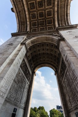 Tavan, yontulmuş güller ve sütunlarla birlikte Zafer Takı, Paris 'in oymalı savaşları.